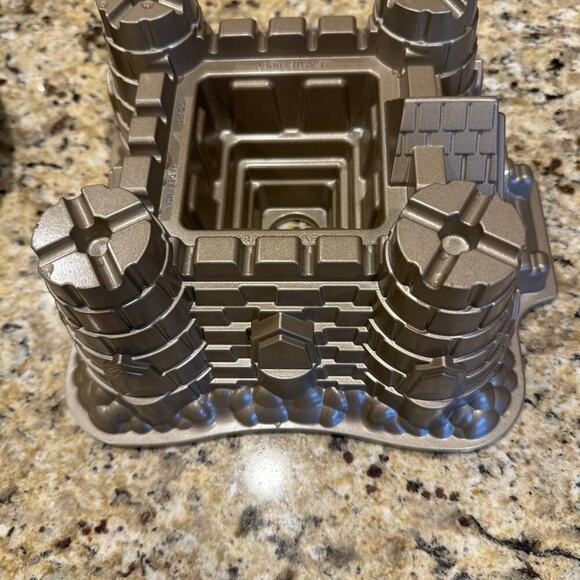 Nordic Ware Castle Bundt Pan Cake USA Cast Aluminum NonStick 10 Cup Medieval - Picture 2 of 3